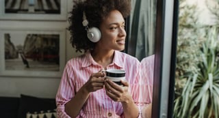 mulher escutando podcast para aprender inglês em casa - Fluentize